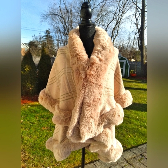 Unknown Jackets & Blazers - 🌱🌾Spring Fling BEIGE PLAID Wrap Jacket w/faux fur accents 🌾🌱😲